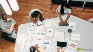 personas alegres, reunidas, trabajando con Microsoft 365
