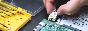 persona arreglando un computador, soporte ti n1 y n2, soporte técnico informático