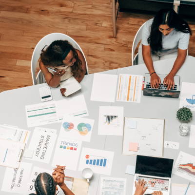 personas alegres, reunidas, trabajando con Microsoft 365